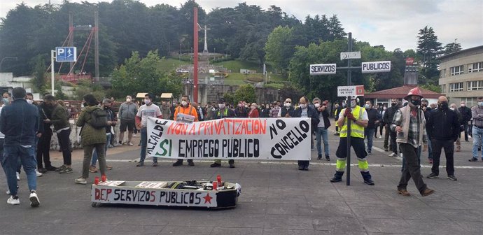 Protesta de funcionarios del Ayuntamiento de Vigo en Praza do Rei, contra el "desmantelamiento" de servicios públicos municipales y para denunciar la "falta de diálogo" del gobierno de Abel Caballero.