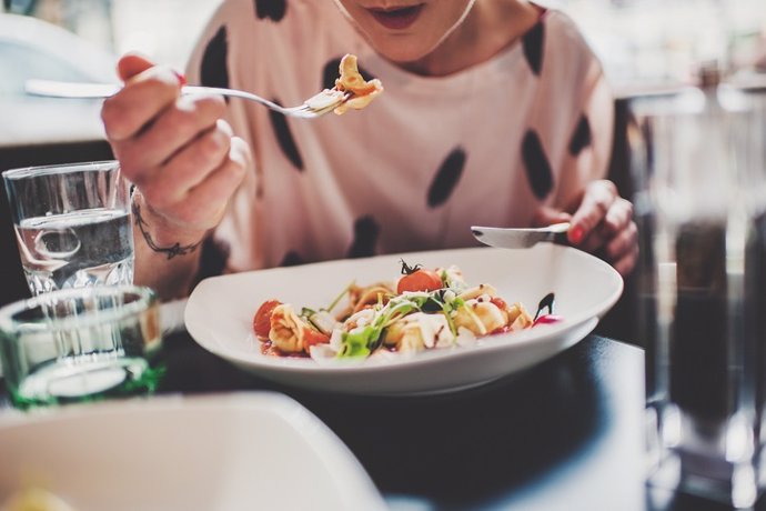 Archivo - Woman in a restaurant