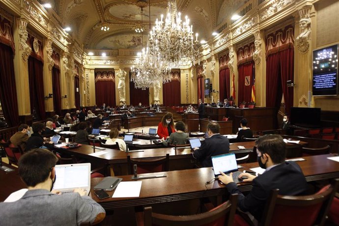 Archivo - Vista de una sesión plenaria en el Parlament. 