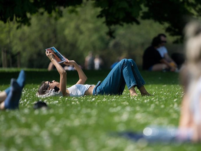 Archivo - Un libro siempre es un gran regalo para el Día de la Madre