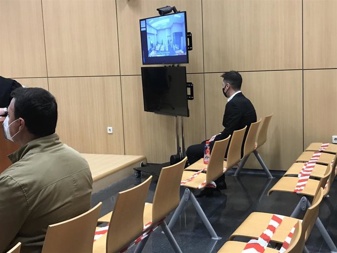 Dos policías acusados de golpear a un interno