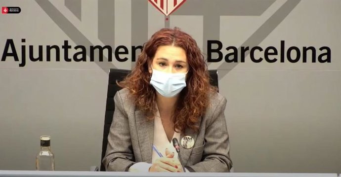 La teniente de alcalde de Derechos Sociales de Barcelona, Laura Pérez, en rueda de prensa.