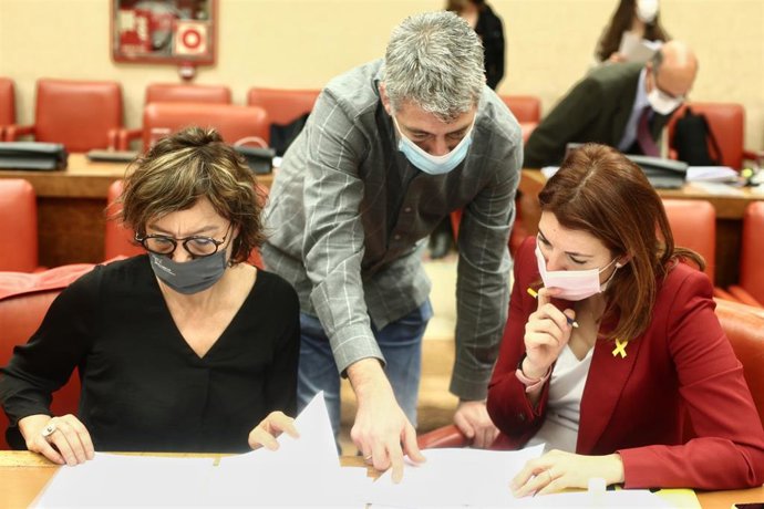 Archivo - (I-D) La diputada de ERC en el Congreso, Montserrat Bassa, el diputado de EH Bildu, Oskar Matute y la portavoz adjunta de ERC, Carolina Telechea durante una sesión de la Diputación Permanente en el Congreso 