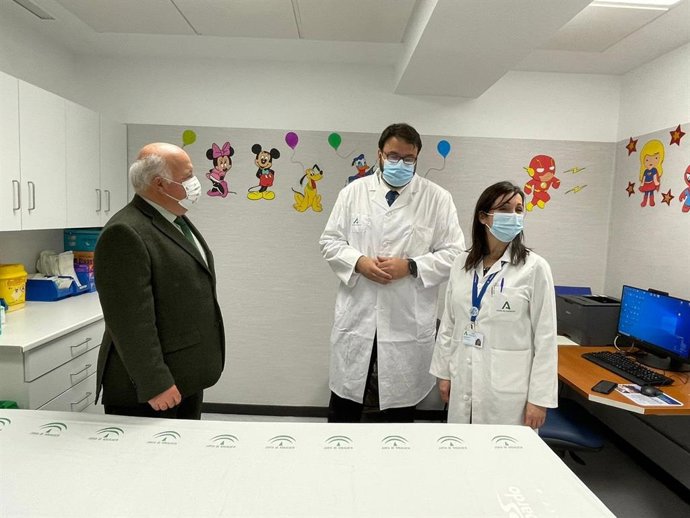 El consejero de Salud y Familias, Jesús Aguirre, visita el nuevo hospital de día pediátrico del Materno Infantil
