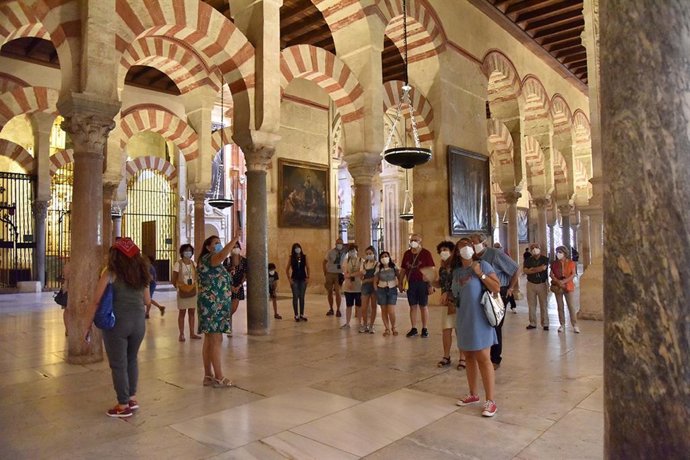 Archivo - Un grupo de turistas en la Mezquita-Catedral, en una imagen de archivo.