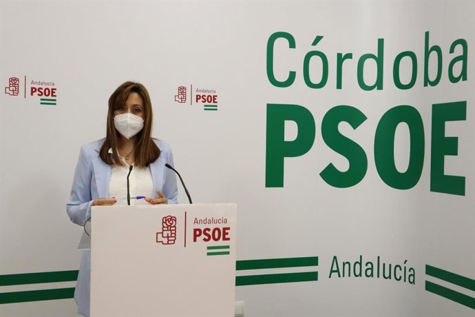 La secretaria de Igualdad y Equidad del PSOE de Córdoba, Felisa Cañete, en la sede de su partido.