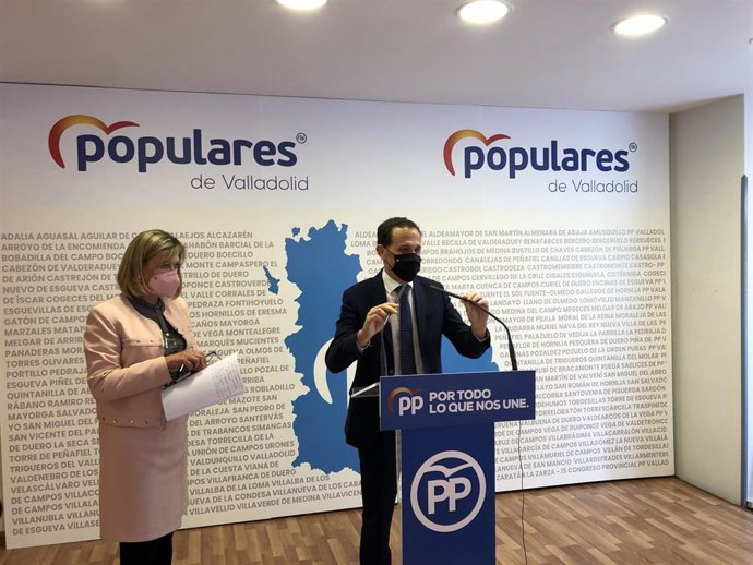 Conrado Íscar interviene junto a Pilar del Olmo en la sede del PP de Valladolid.