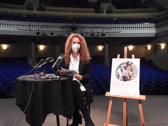 La delegada de Juventud del Ayuntamiento de Alcalá de Guadaíra, Rosa Carro, ha presentado este miércoles la Muestra Teatro Muñoz Castillejo.