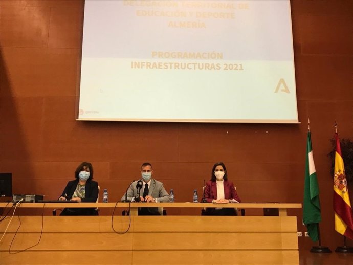 Jiménez presenta el plan para centros educativos en Almería