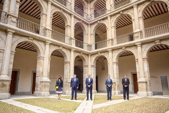 El ministro de Cultura, José Manuel Rodríguez Uribes (2i), posa en una fotografía durante la  inauguración de la exposición Francisco Brines: la certidumbre de la poesía en la Universidad de Alcalá de Henares, a 23 de abril de 2021, en Alcalá de Henar