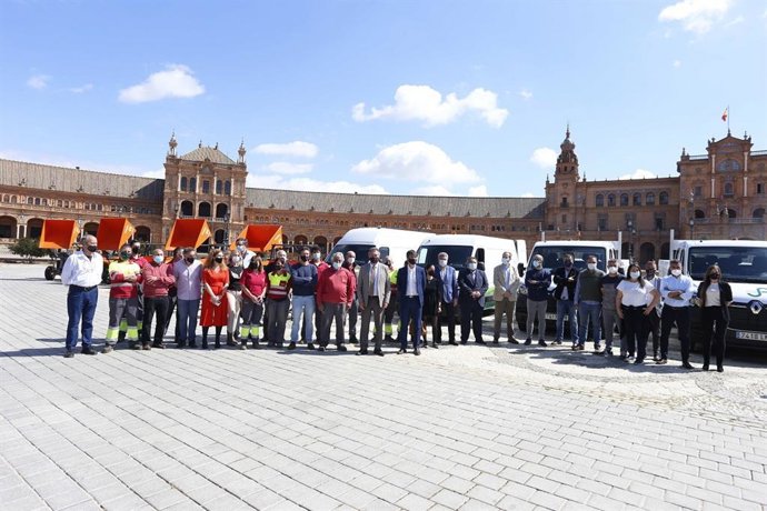Espadas, en la presentación de la renovación de la flota de Parques y Jardines, en la Plaza de España
