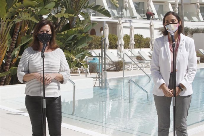 Archivo - (I-D) La presidenta balear, Francina Armengol, y la ministra de Industria, Comercio y Turismo, Reyes Maroto.