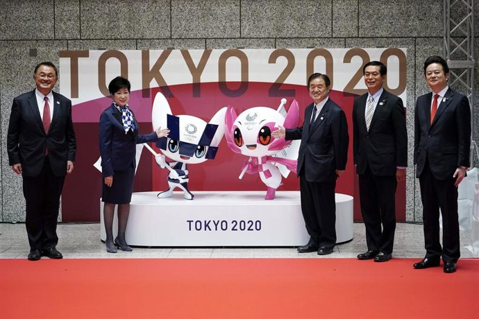 Miembros del Comité Organizador de Tokyo 2020 marcan la cuenta atrás para los Juegos Olímpicos y Paralímpicos.