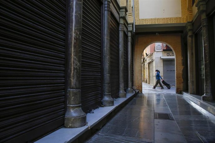Archivo - Calle Zacatin, una de las calles comerciales de la ciudad de Granada, vacía y con sus comercios y bares cerrados, en el inicio del segundo estado de alarma