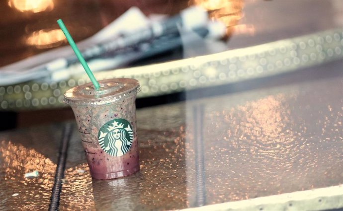 Archivo - Vaso de plástico con pajita en una de las cafeterías que tiene la compañía americana Starbucks en Madrid (España)