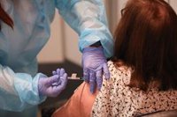 Los andaluces con 68 años o más pueden pedir cita desde este miércoles para vacunarse contra el Covid-19