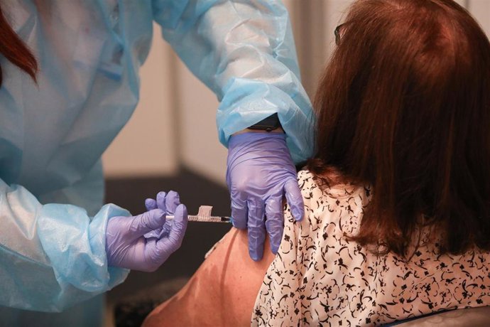 Una persona recibe la primera dosis de vacuna Pfizer contra el Covid-19.