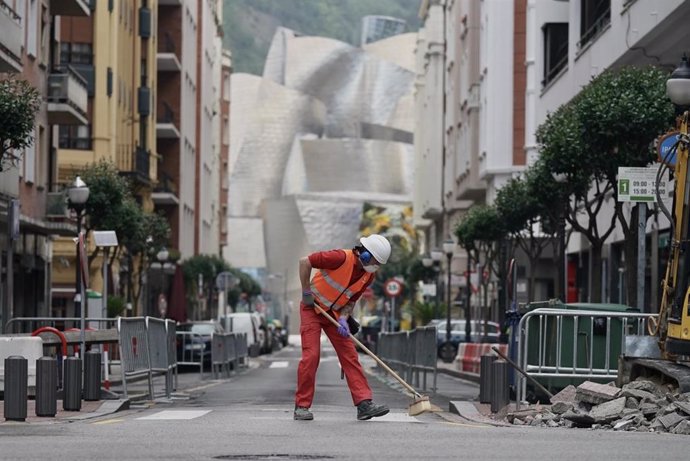 Archivo - Un operario trabaja en la obra de una calle cerca del Museo Guggenheim