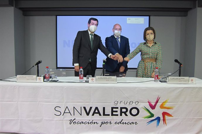 El presidente de CEOE de Aragón, Ricardo Mur, el director general del Grupo San Valero, César Romero, y la recotra de la USJ, Berta Sáez, tras firmar el convenio de colaboración.