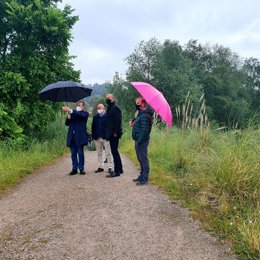El director general de Urbanismo y Ordenación del Territorio, Francisco Gómez Blanco, y los alcaldes de Torrelavega y Santillana del Mar, Javier López Estrada y Ángel Rodríguez, visitan la zona de El Patatal