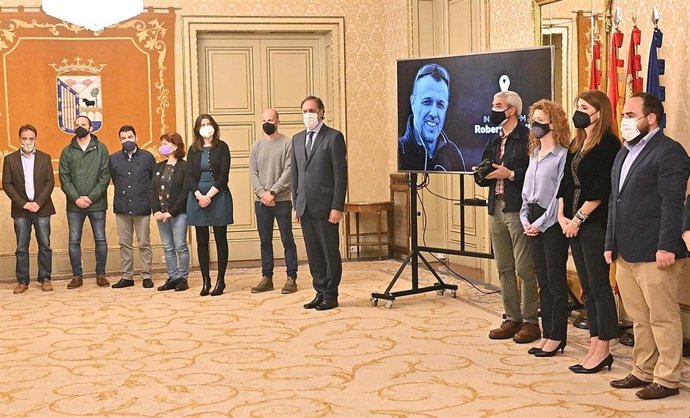 Minuto de silencio en el Ayuntamiento de Salamanca en recuerdo de Roberto Fraile y David Beriain.