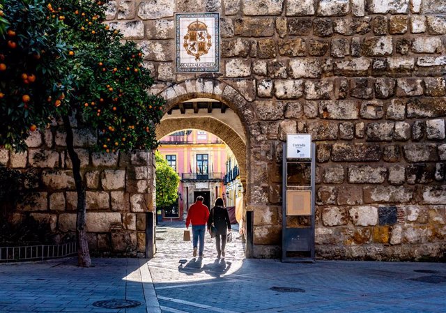 Archivo - Pocas personas en la salida  del Alcanzar, en el primer día del puente de la constitución, donde debido a las restricciones impuesta por la Junta de Andalucía debido a la  pandemia del Covid-19, la ciudad se ha quedado sin turistas. Sevilla a 05