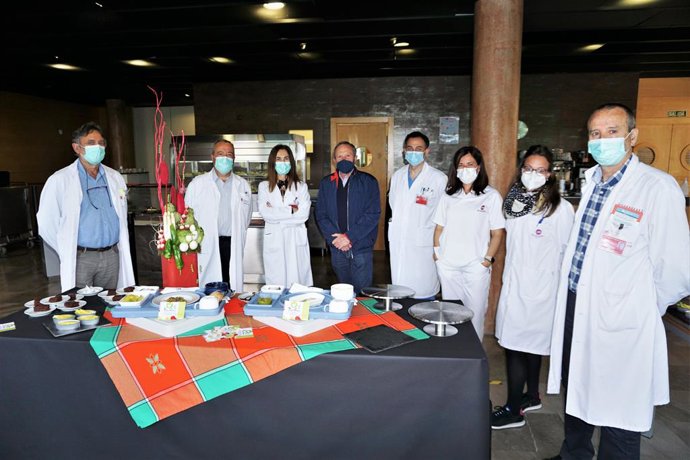 Profesionales del Hospital Reina Sofia de Tudela junto al presidente de la Orden del Volatín, Rafael Remírez de Ganuza.