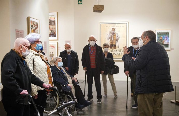 Personas mayores visitan la exposición de Berlanga en el MuVIM