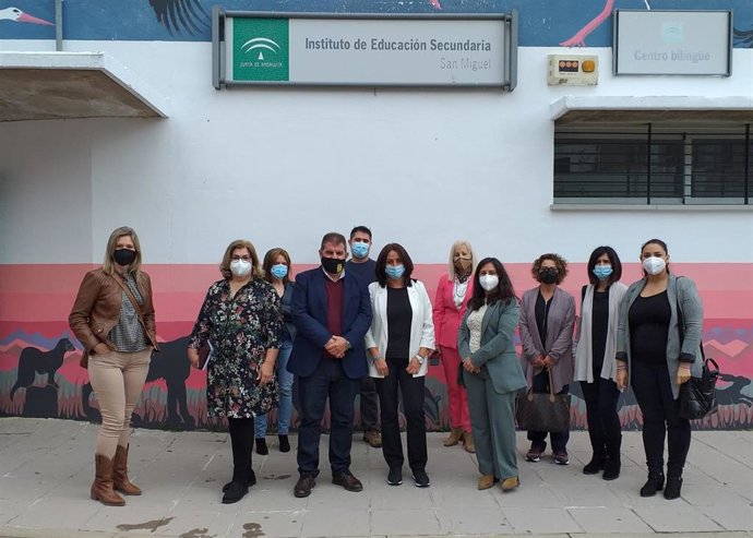 La delegada de Educación y Deporte en Huelva, Estela Villalba, en su visita al IES San Miguel de Jabugo (Huelva).