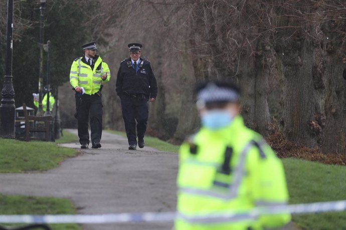 Archivo - 15 March 2021, United Kingdom, Sandwich: Metropolitan Police officers continue their search at Rope Walk in Sandwich, Kent, after a body hidden in a woodland in Ashford was identified as that of 33-year-old Sarah Everard. Serving police consta