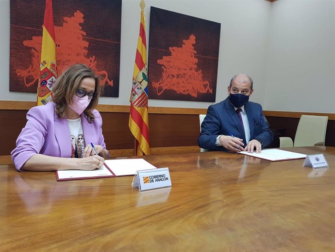 La consejera de Presidencia del Gobierno de Aragón, Mayte Pérez, y el presidente de la Corte Aragonesa de Arbitraje y Mediación, Jorge Morte, firman un convenio