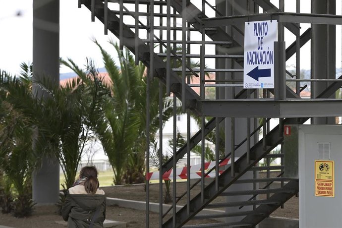 Archivo - Indicaciones para el punto de vacunación en el Hospital Marítimo de Oza, en A Coruña.