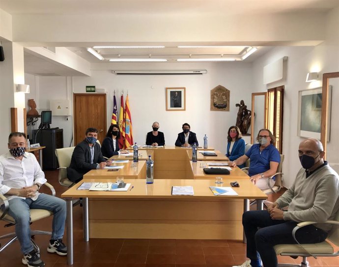 Reunión  entre el Consell de Formentera y representantes del Govern, el conseller de Trabajo, Iago Negueruela, entre ellos