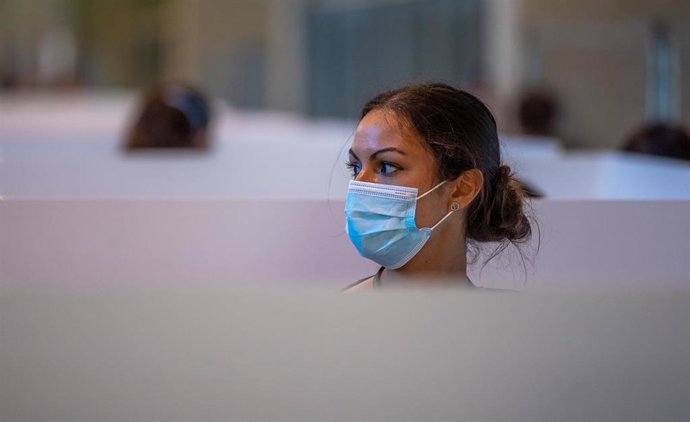 Personal sanitario poniendo la dosis de la vacuna contra el Covid-19