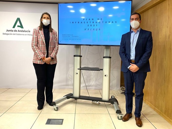 La delegada territorial de Educación y Deporte, Mercedes García Paine, en rueda de prensa