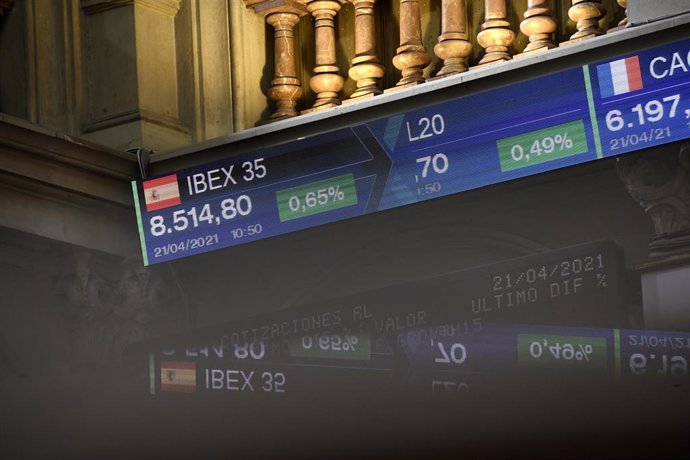 Valores del Ibex 35 en un panel del Palacio de la Bolsa, a 21 de abril de 2021, en Madrid, (España). 