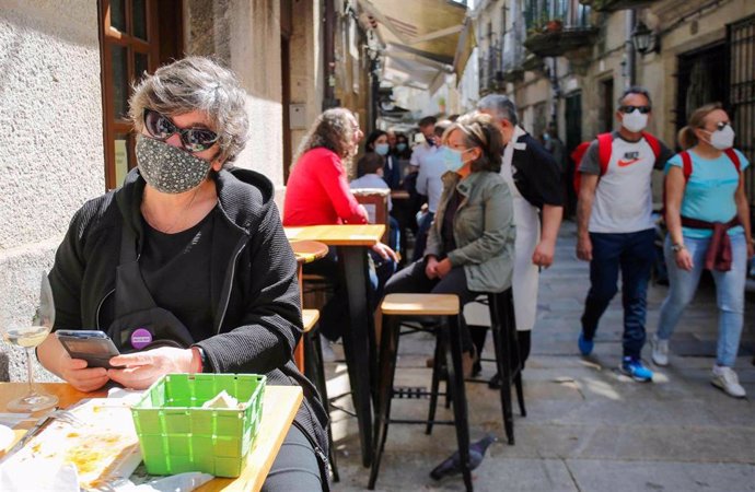 Archivo - Varias personas en una calle de terrazas de Baiona, en Vigo, Pontevedra, Galicia (España), a 28 de marzo de 2021. El subcomité clínico mantiene el nivel alto de restricciones en el concello de Baiona, lo que conlleva que la hostelería solo pue