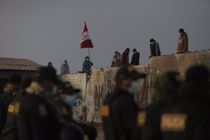 Familias ocupando la zona de Lomo de Corvina en Perú