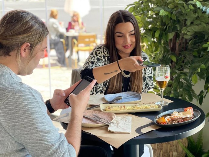 Foto en local con terraza de fondo