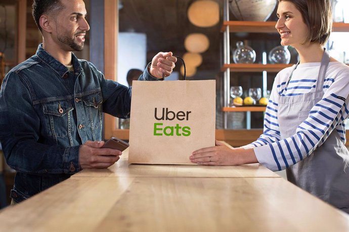 Archivo - Recogida de un pedido de Uber Eats en el restaurante.