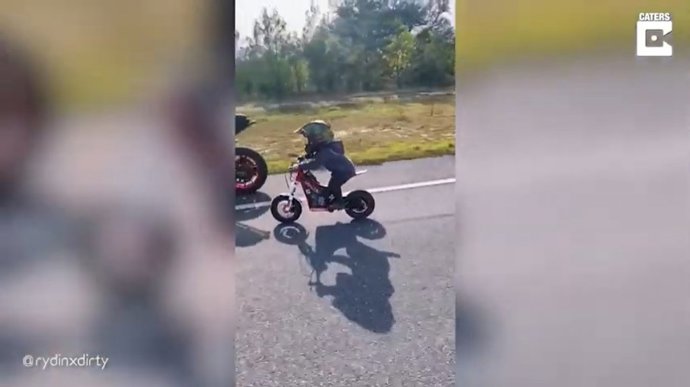 Este niño de dos años es un piloto de motos