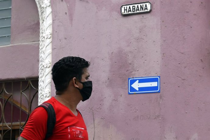 Una persona con mascarilla pasea por La Habana
