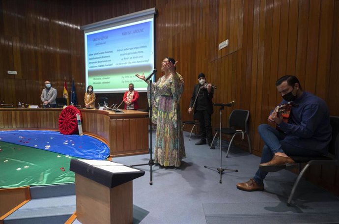 La ministra de Derechos Sociales y Agenda 2030, Ione Belarra escucha a una cantante durante el acto de conmemoración institucional del Día Internacional del Pueblo Gitano  8 de abril de 2021.