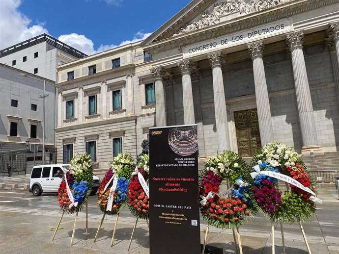 Coronas de flores frente al Congreso, en una protesta de Alianza Cívica