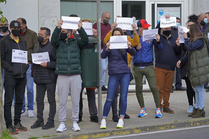 Varios trabajadores del sector gallego de fiestas y verbenas participan con una pancarta en una concentración, a 28 de abril de 2021, en Santiago de Compostela, A Coruña, Galicia, (España). La protesta, convocada por la asociación Servicios de Festas de