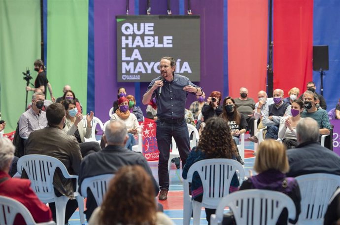 El candidato de Unidas Podemos a la Presidencia de la Comunidad, Pablo Iglesias, interviene durante un acto del partido en el Polideportivo municipal Cerro Buenavista de Getafe, a 27 de abril de 2021, en Madrid (España). 