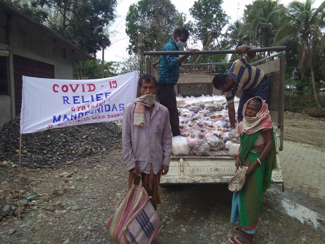 Archivo - Reparto de alimentos en la India.