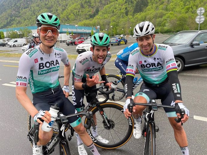 Peter Sagan (derecha), con dos compañeros del Bora-Hansgrohe tras ganar la primera etapa del Tour de Romandía 2021, disputada entre Aigle y Martigny sobre 168,1 kilómetros