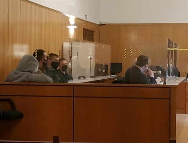 El dueño del bar 'Tribes' y los otros cinco acusados en la primera sesión del juicio iniciado en la Audiencia de Valladolid.