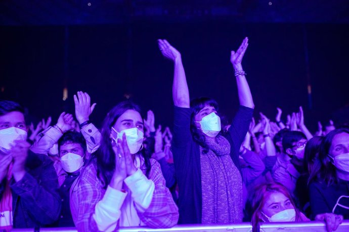 Archivo - Público del concierto de Love of Lesbian en el Palau de Sant Jordi, en Barcelona,  a 27 de marzo de 2021. 